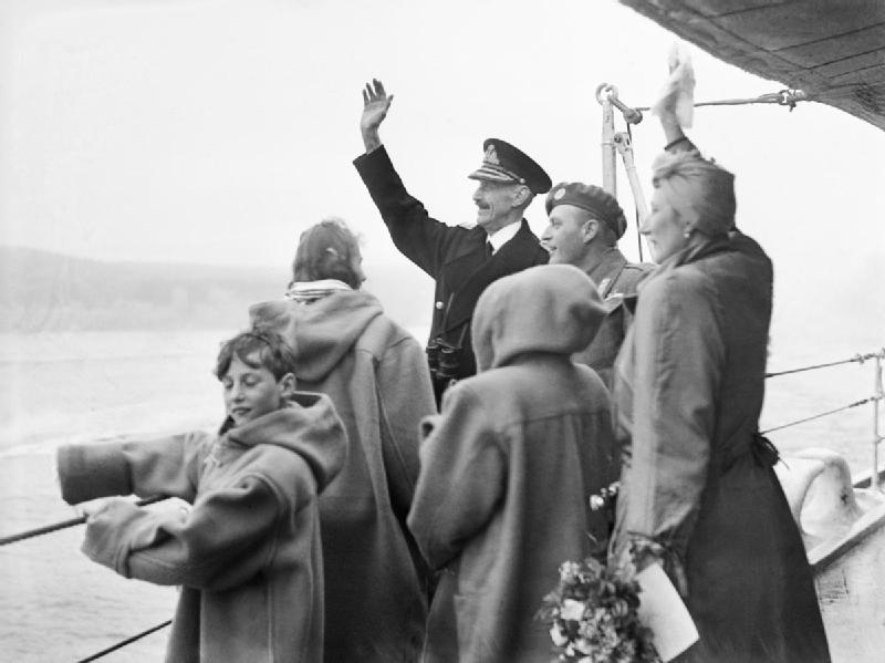 Kongefamilien vender hjem til Norge i juni 1945